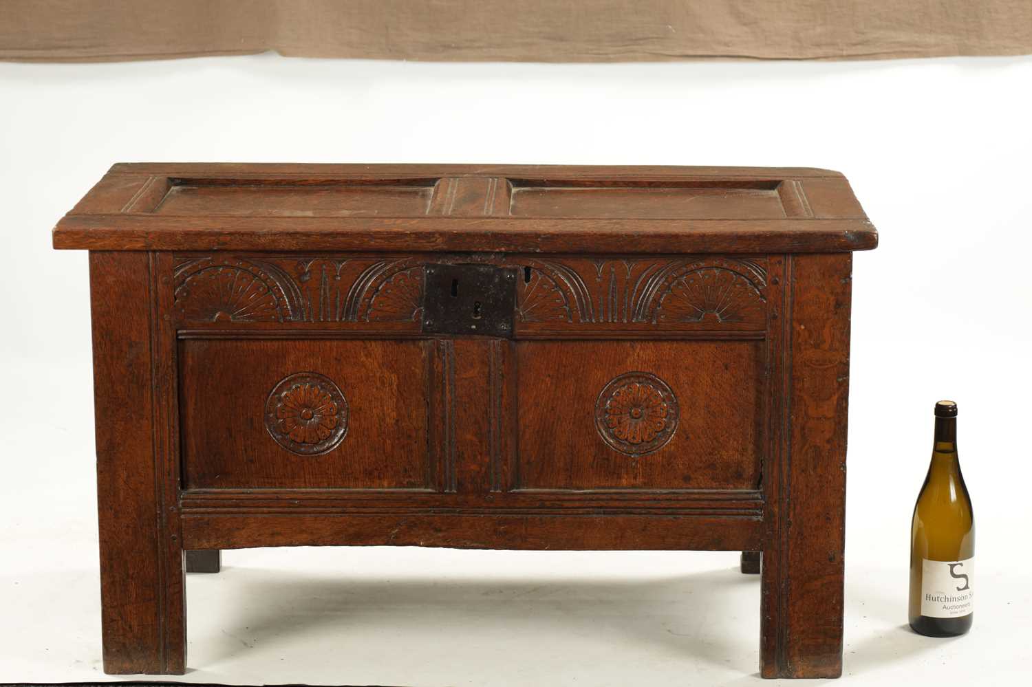 A SMALL 17TH CENTURY OAK TWO PANEL COFFER - Image 2 of 10