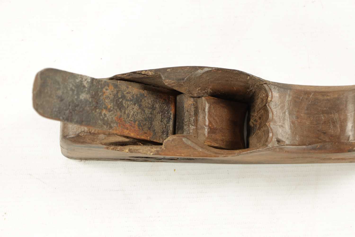 A RARE EARLY 18TH CENTURY WOODEN PLANE - Image 3 of 6