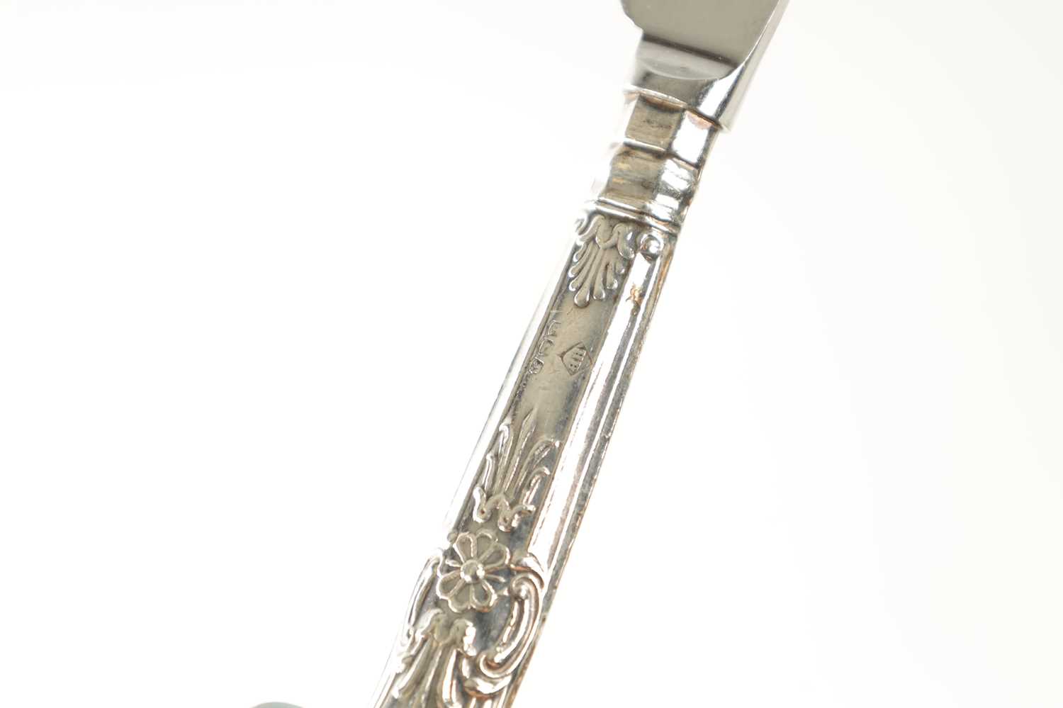 A CASED SET OF GEORGIAN-STYLE SILVER TEASPOONS AND CASED CAKE KNIVES - Image 7 of 7