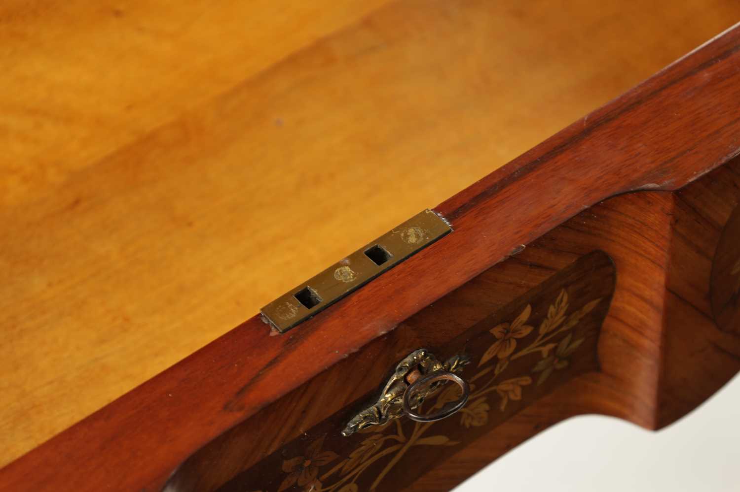 A FINE 19TH CENTURY BURR WALNUT AND MARQUETRY INLAID WORK TABLE - Image 3 of 7