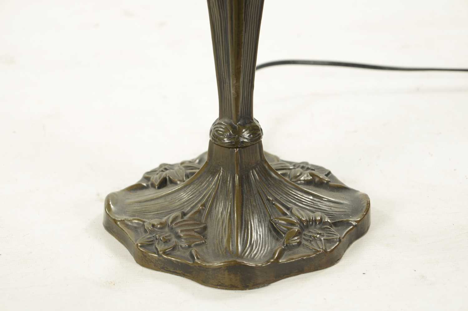 A 20TH CENTURY TIFFANY STYLE BRONZE LAMP - Image 4 of 7