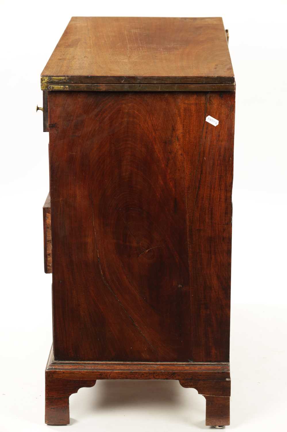 A SMALL GEROGE III FIGURED MAHOGANY BACHELORS CHEST - Image 14 of 14