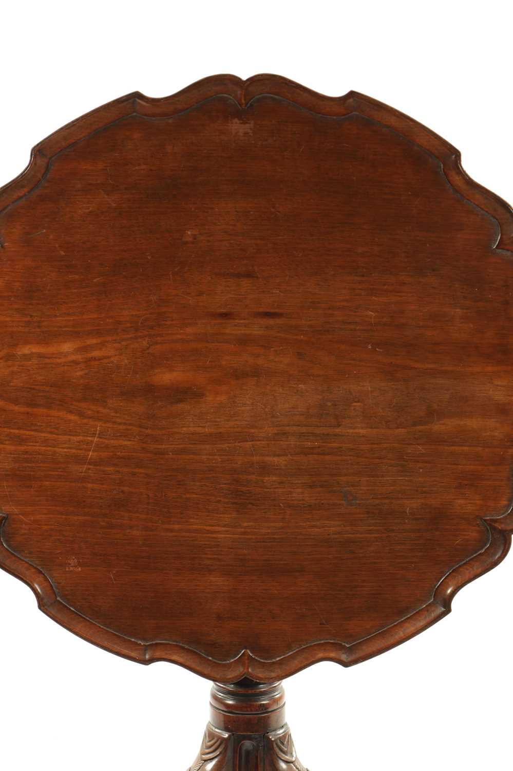 AN 18TH CENTURY FIGURED MAHOGANY PIE CRUST TRIPOD TABLE ON MANX FEET - Image 2 of 8