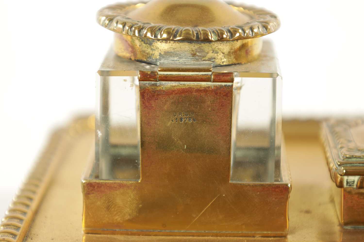 A 19TH CENTURY BRASS DESKTOP INKWELL - Image 7 of 8