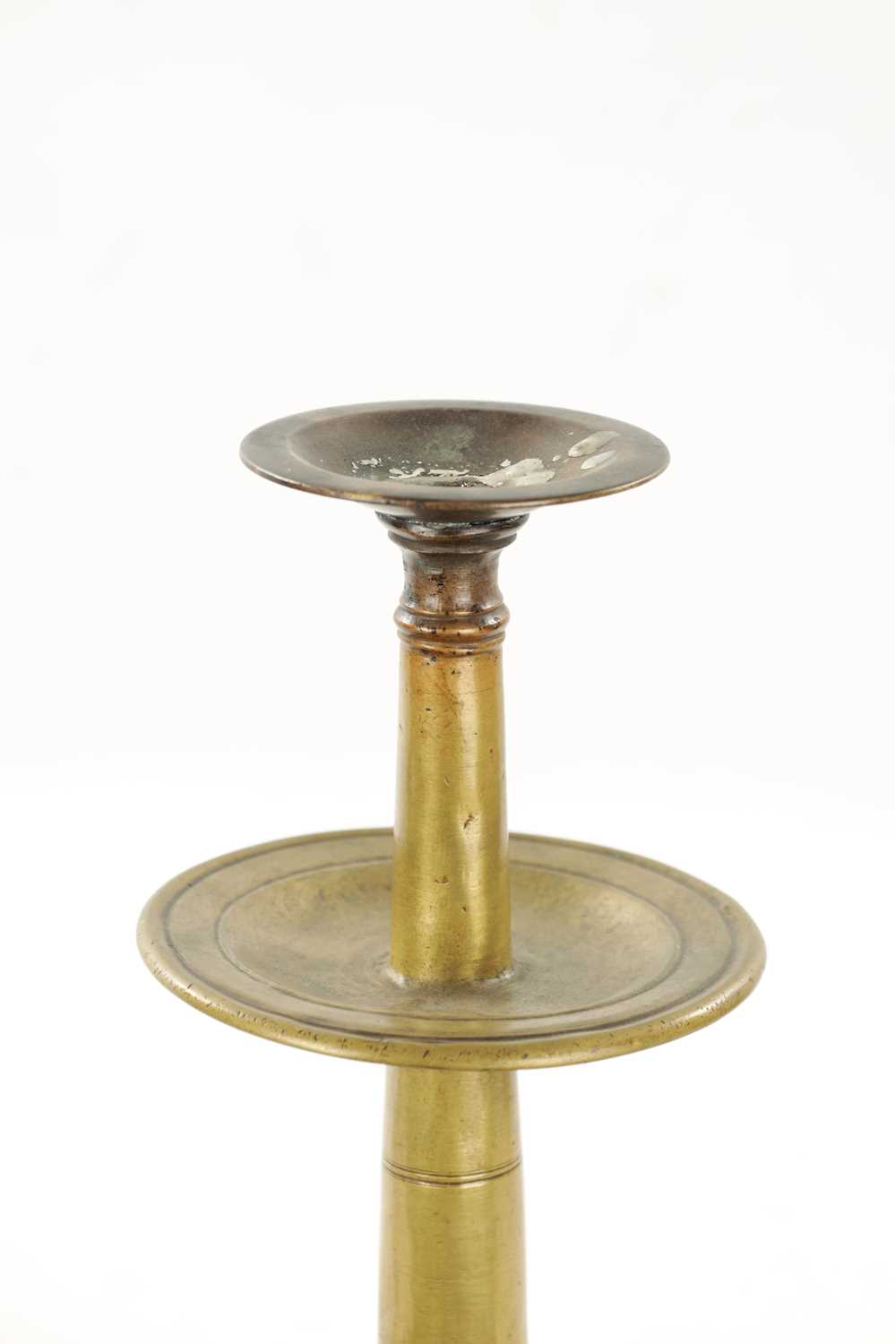 AN UNUSUAL 18TH CENTURY BRASS CANDLESTICK - Image 4 of 5