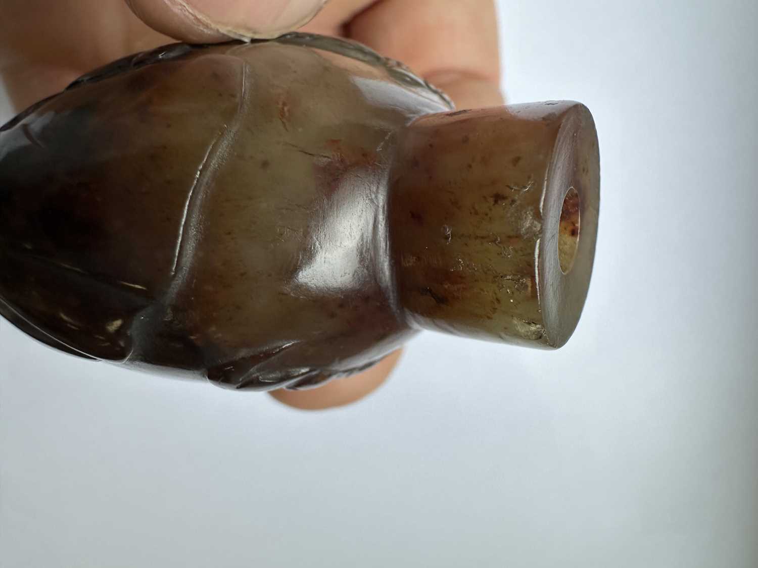 A CHINESE CARVED RUSSET JADE SNUFF BOTTLE - Image 10 of 18