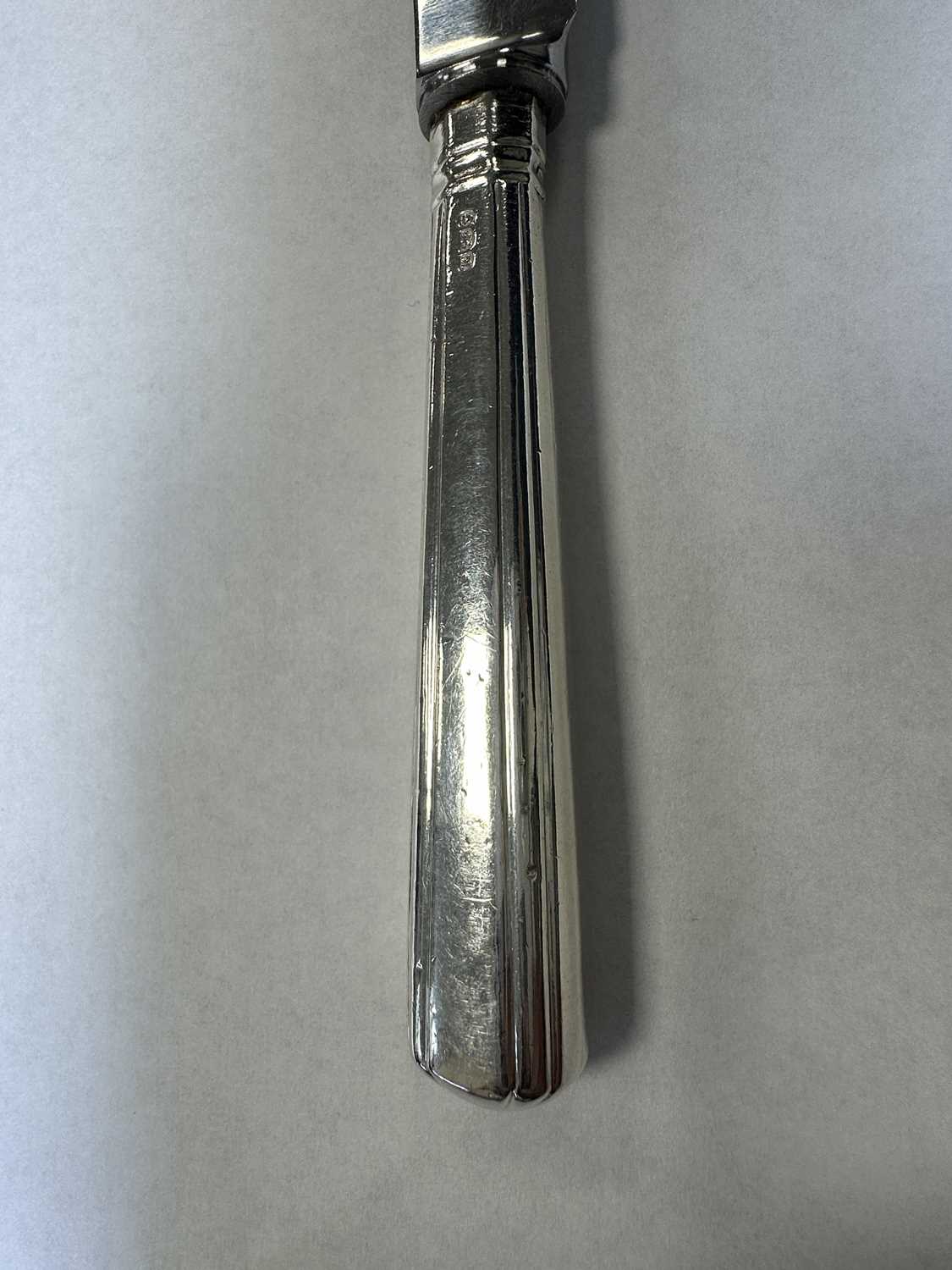 A SET OF TWELVE GEORGE III SILVER-HANDLED DESSERT KNIVES - Image 6 of 8