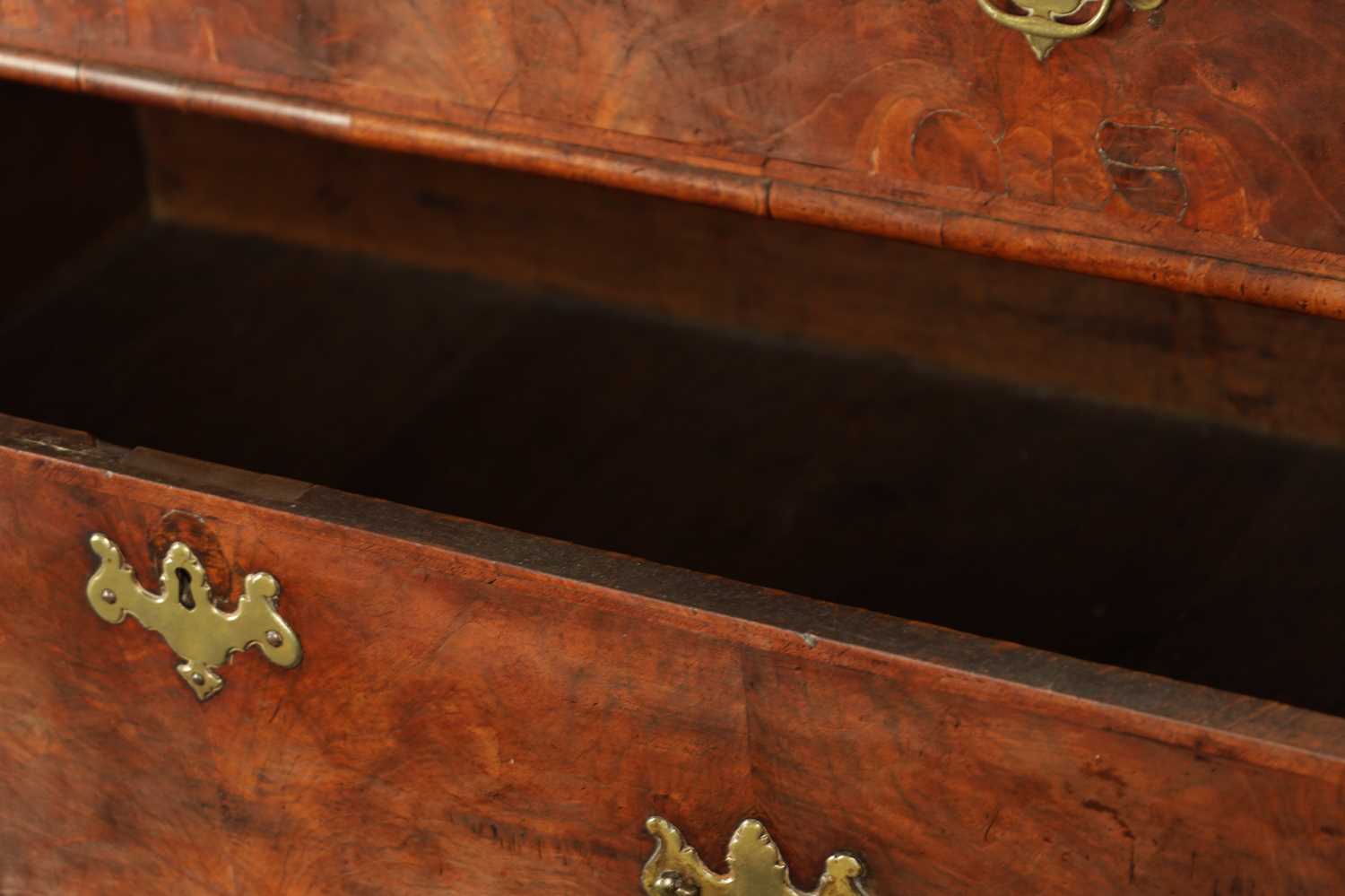 AN 18TH CENTURY FIGURED WALNUT CHEST ON STAND - Image 4 of 9