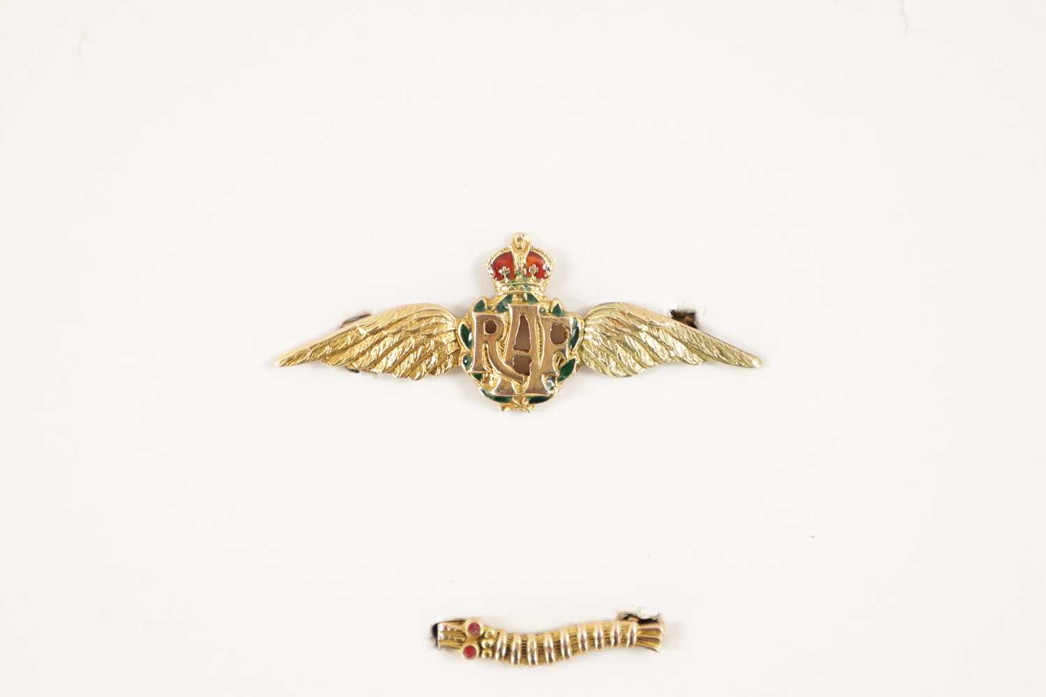 A RARE WW2 GOLD CATERPILLAR CLUB BADGE WITH RUBY EYES AWARDED TO SERGEANT S.J. HARDING - Image 4 of 10