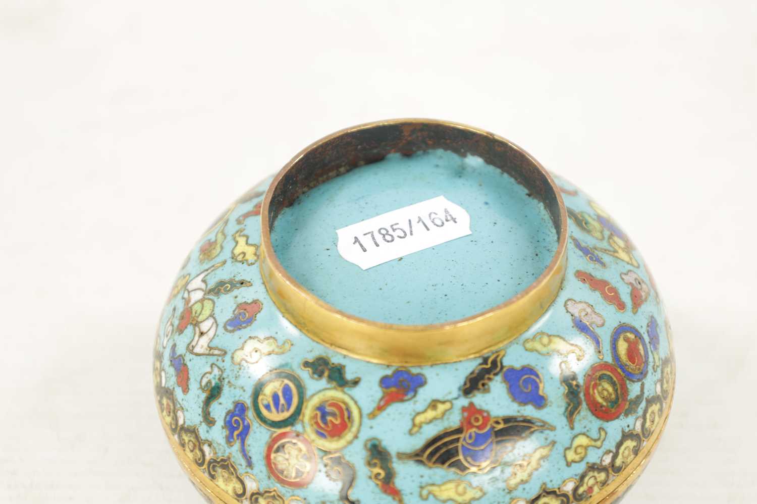 A 19TH CENTURY CHINESE CLOISONNE ENAMEL LIDDED BOX - Image 6 of 6