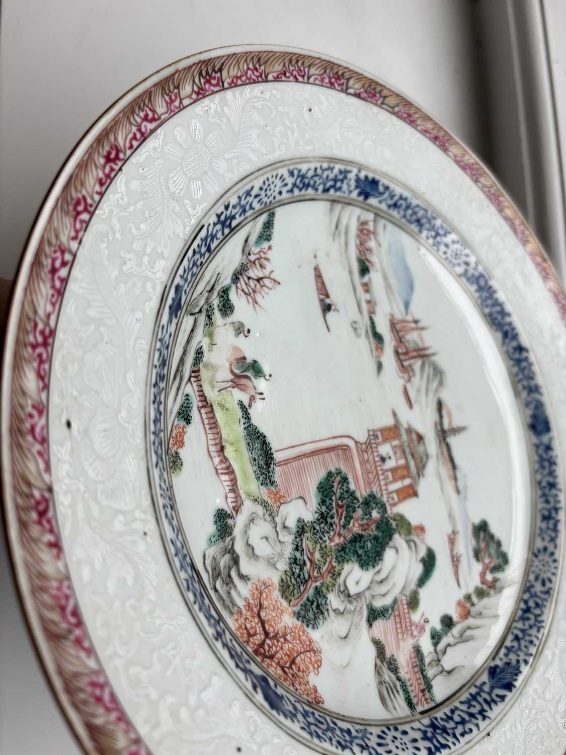 AN 18TH CENTURY CHINESE FAMILLE ROSE PORCELAIN CABINET PLATE - Image 9 of 12