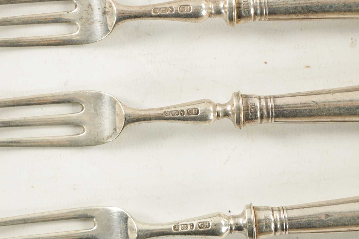 A SET OF EDWARDIAN SILVER FRUIT KNIVES AND FORKS - Image 5 of 6