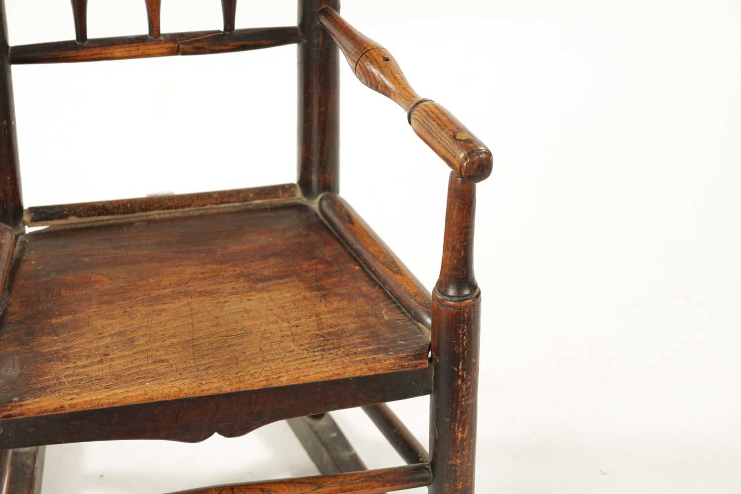 A 19TH CENTURY ELM CHILD'S SPINDLE BACK ROCKING CHAIR - Image 4 of 8