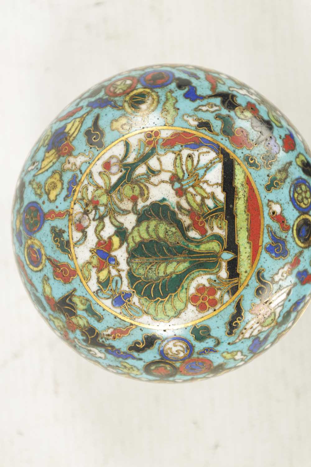 A 19TH CENTURY CHINESE CLOISONNE ENAMEL LIDDED BOX - Image 3 of 6