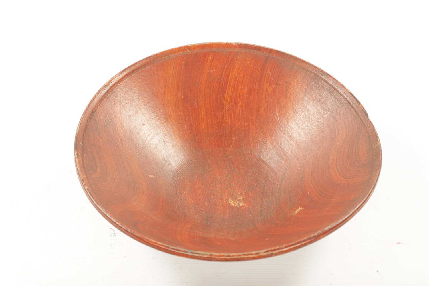 A 19TH CENTURY SCUMPLED PINE TREEN FRUIT BOWL POSSIBLY AMERICAN - Image 4 of 7