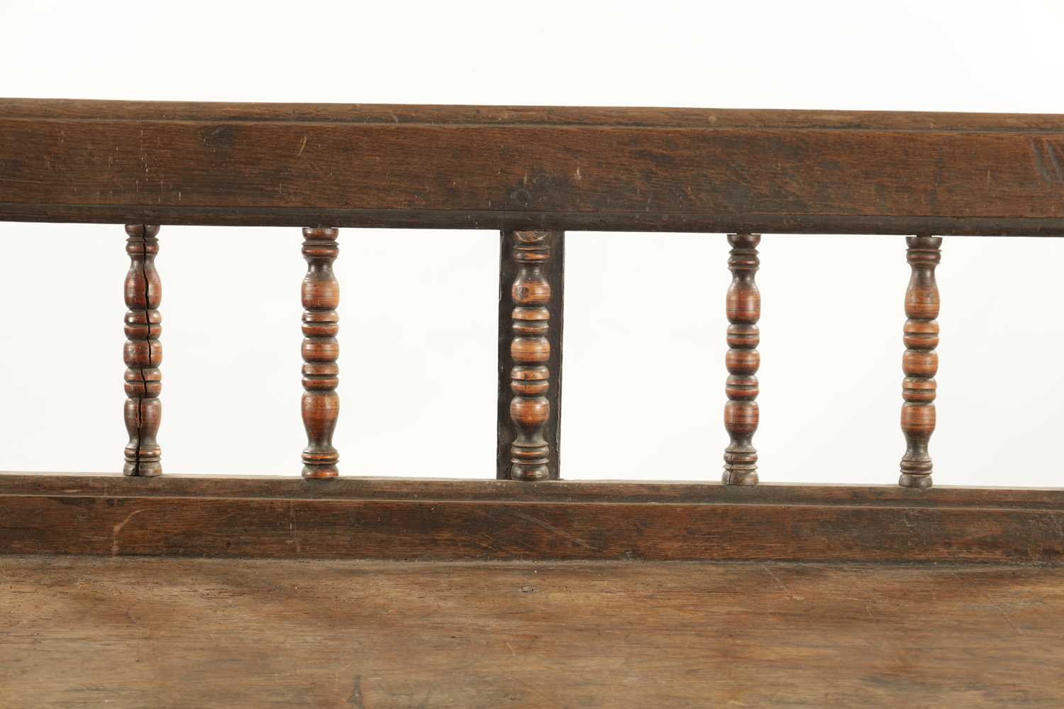 AN EARLY 18TH CENTURY OAK SPINDLE BACK BENCH - Bild 2 aus 9