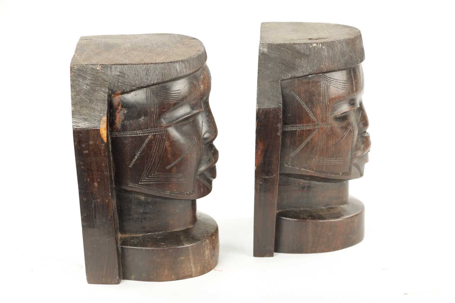 A PAIR OF CARVED HARDWOOD NATIVE BOOKENDS - Image 8 of 10