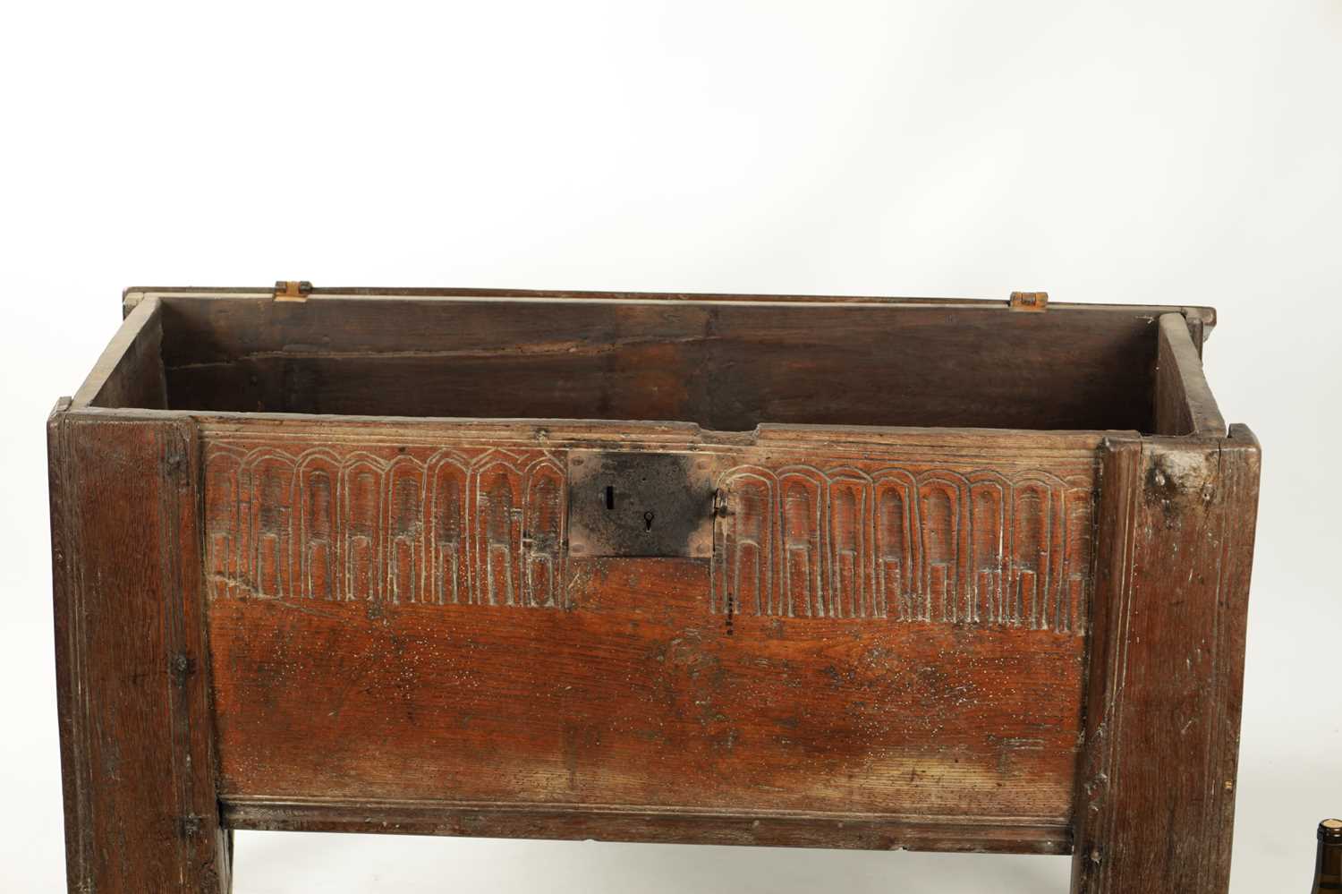 A RARE LATE 16TH CENTURY WELSH OAK BOARDED CHEST - Image 4 of 6