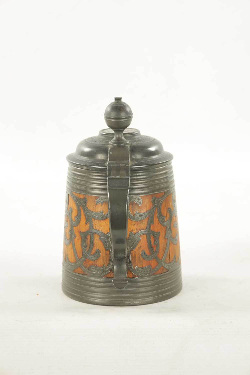 A 19TH CENTURY SWEDISH COMMEMORATIVE OAK AND PEWTER TANKARD - Image 6 of 8