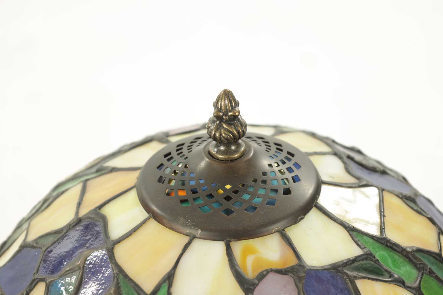 A 20TH CENTURY TIFFANY STYLE BRONZE LAMP - Image 5 of 7