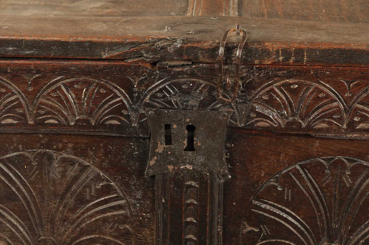 A GOOD SMALL LATE 17TH CENTURY OAK PANELLED COFFER - Image 3 of 11