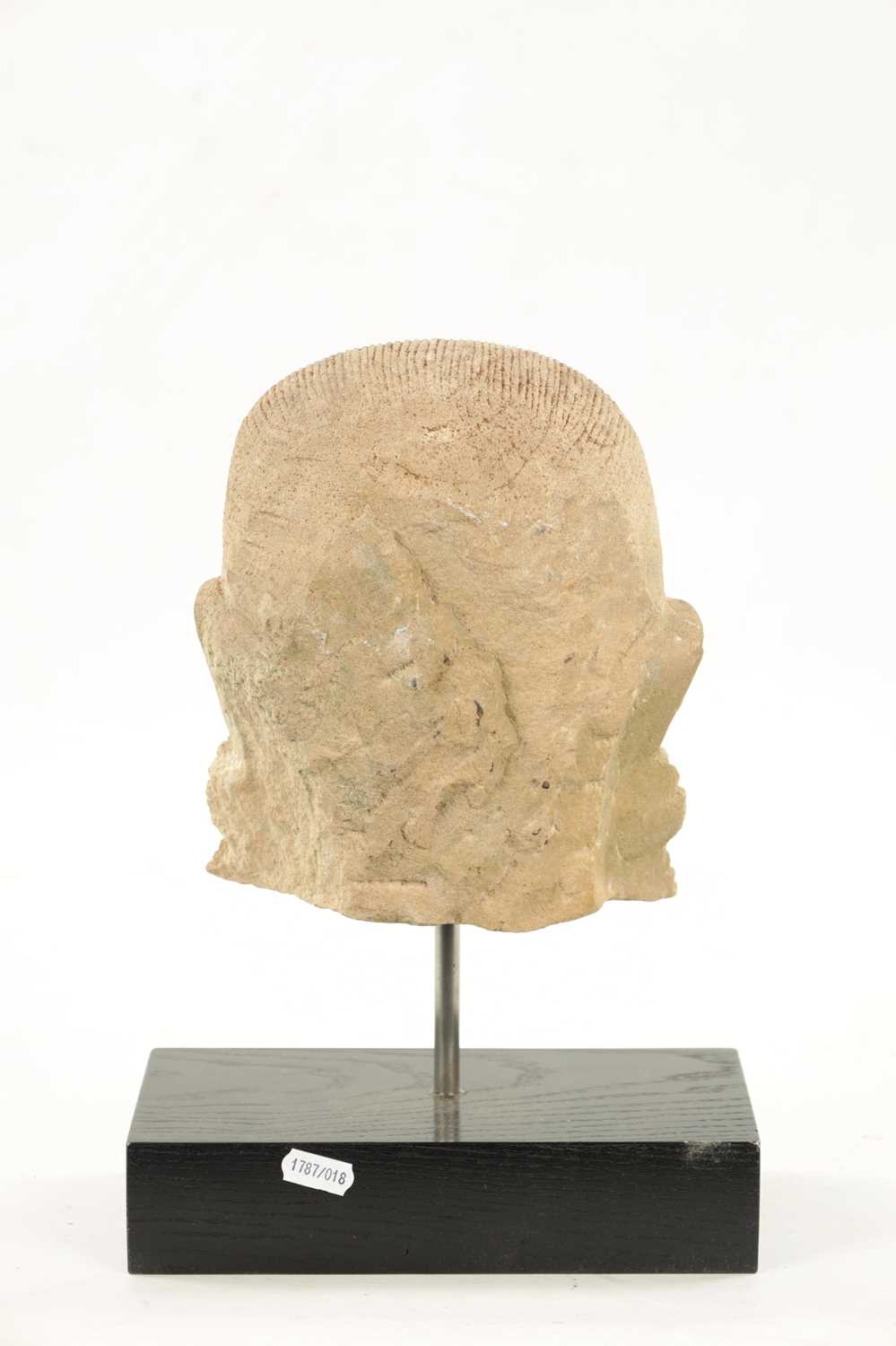 A CARVED STONE HEAD OF AN INDIAN BUDDHA - Image 6 of 6