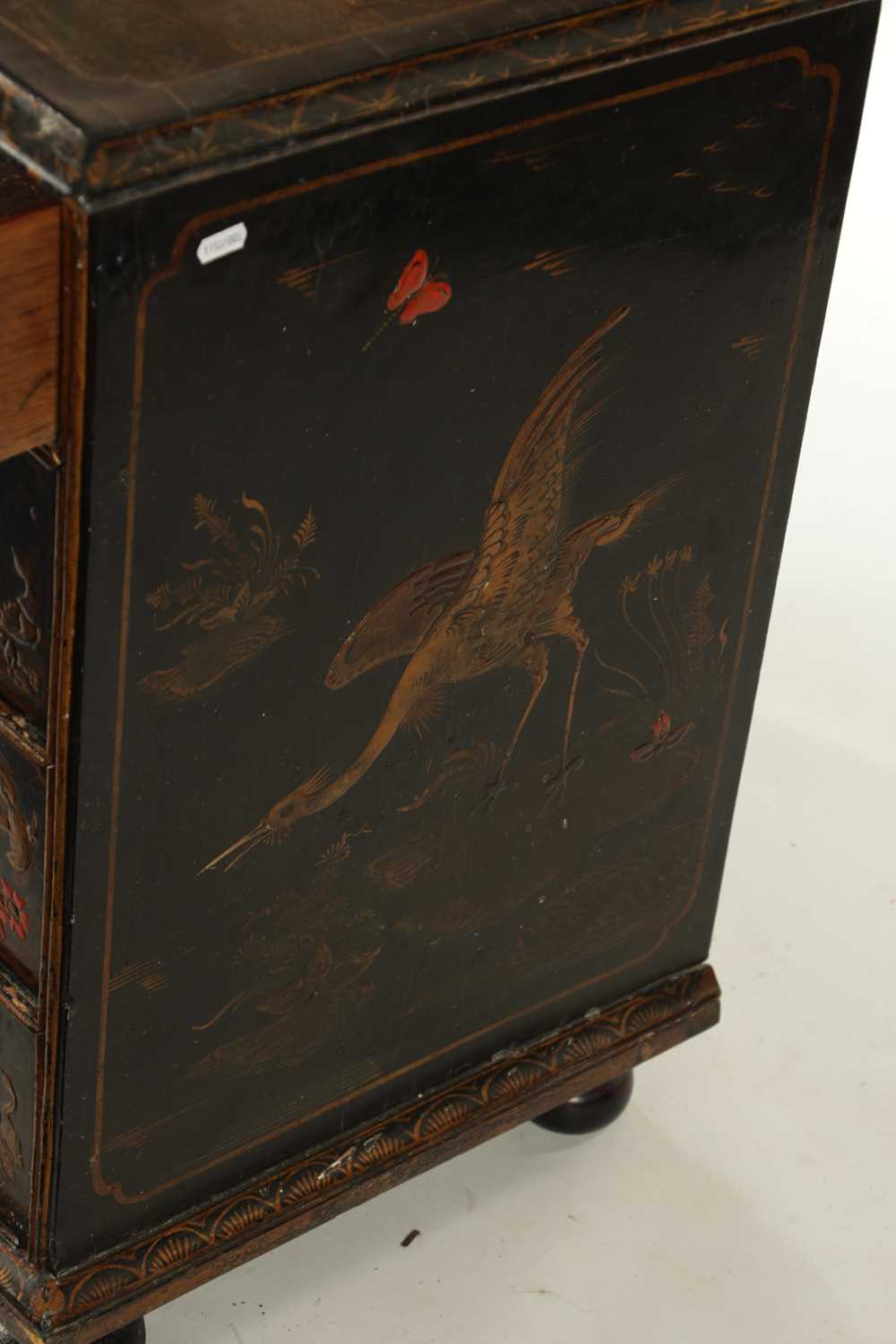 A GOOD QUEEN ANNE CHINOISERIE DECORATED LACQUER WORK KNEEHOLE DESK - Image 4 of 15