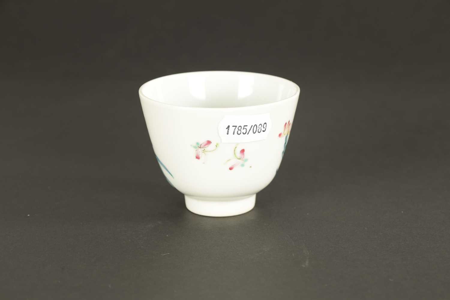 A SMALL CHINESE QING DYNASTY DOCAI PORCELAIN ORCHID FLOWER CUP - Image 4 of 9