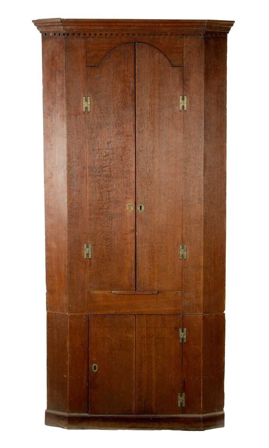 AN EARLY 18TH CENTURY OAK STANDING CORNER CUPBOARD