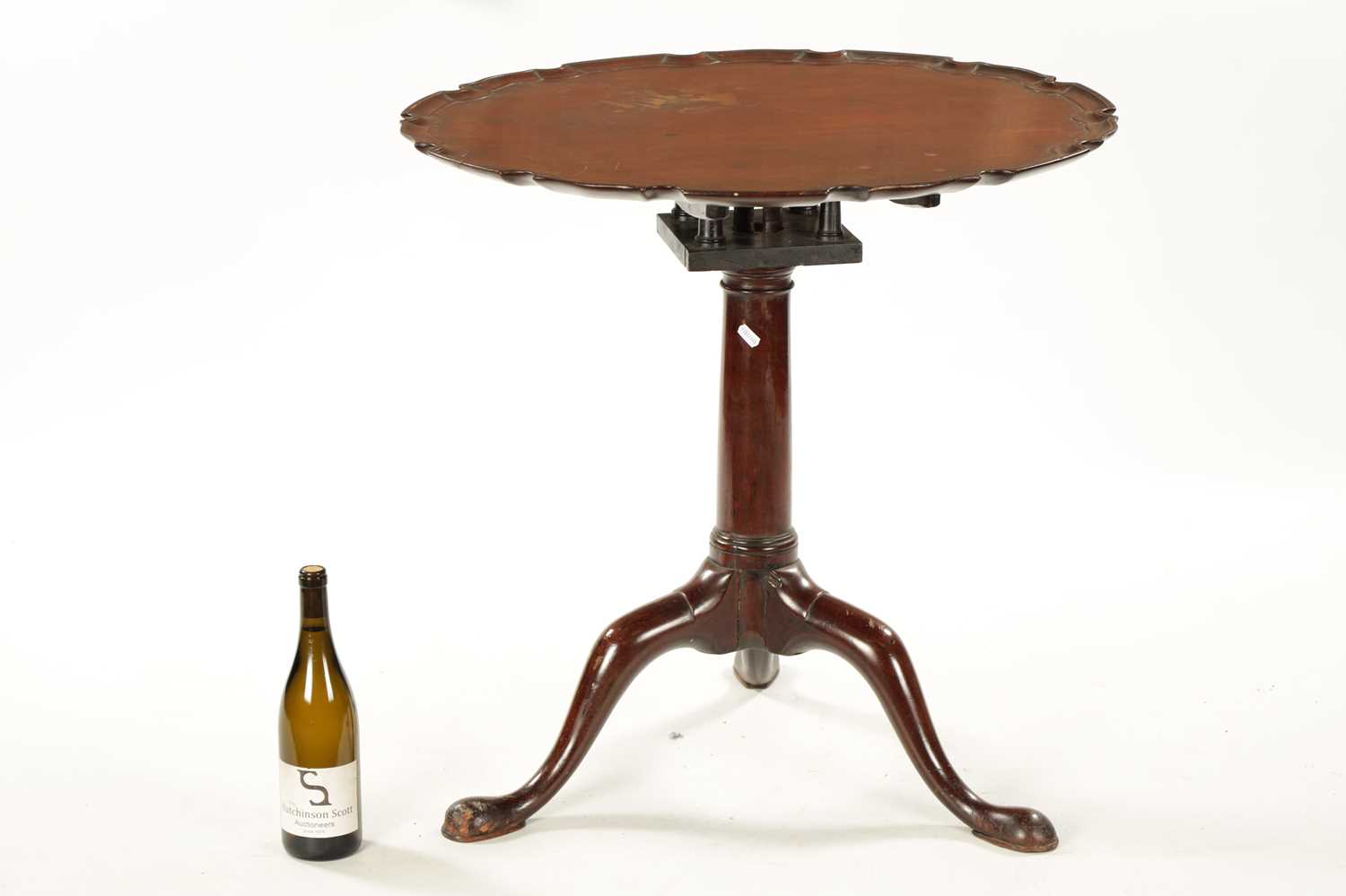 A GEORGE III MAHOGANY PIE CRUST EDGE BIRD CAGE CHIPPENDALE-STYLE TRIPOD TABLE - Image 3 of 5