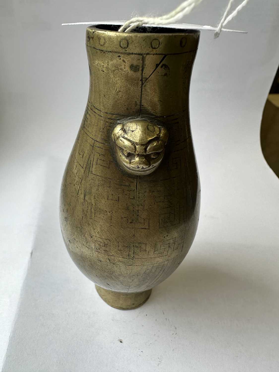 AN 18TH / 19TH CENTURY MINIATURE CHINESE BRONZE VASE - Image 10 of 20