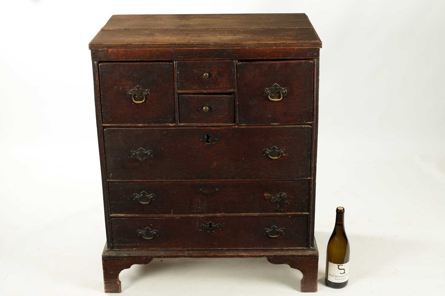 AN EARLY 19TH CENTURY OAK NORFOLK / SUFFOLK CHEST OF DRAWERS - Image 3 of 12