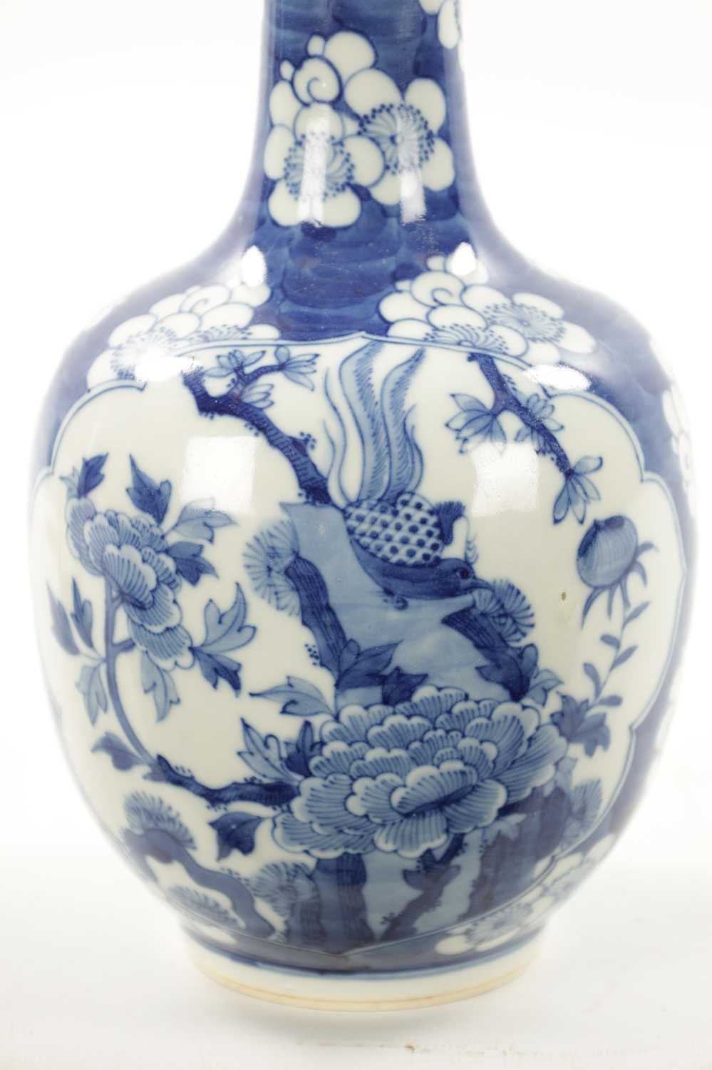 A 19TH CENTURY CHINESE BLUE AND WHITE BOTTLE NECK VASE - Image 4 of 7
