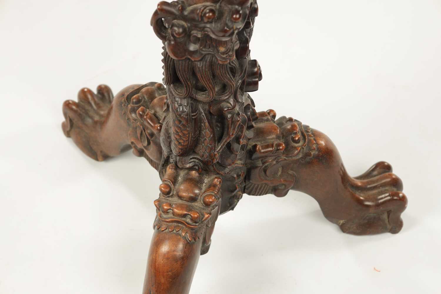 A GOOD 19TH CENTURY CHINESE CARVED HARDWOOD MARBLE TOPPED OCCASIONAL TABLE - Image 5 of 7