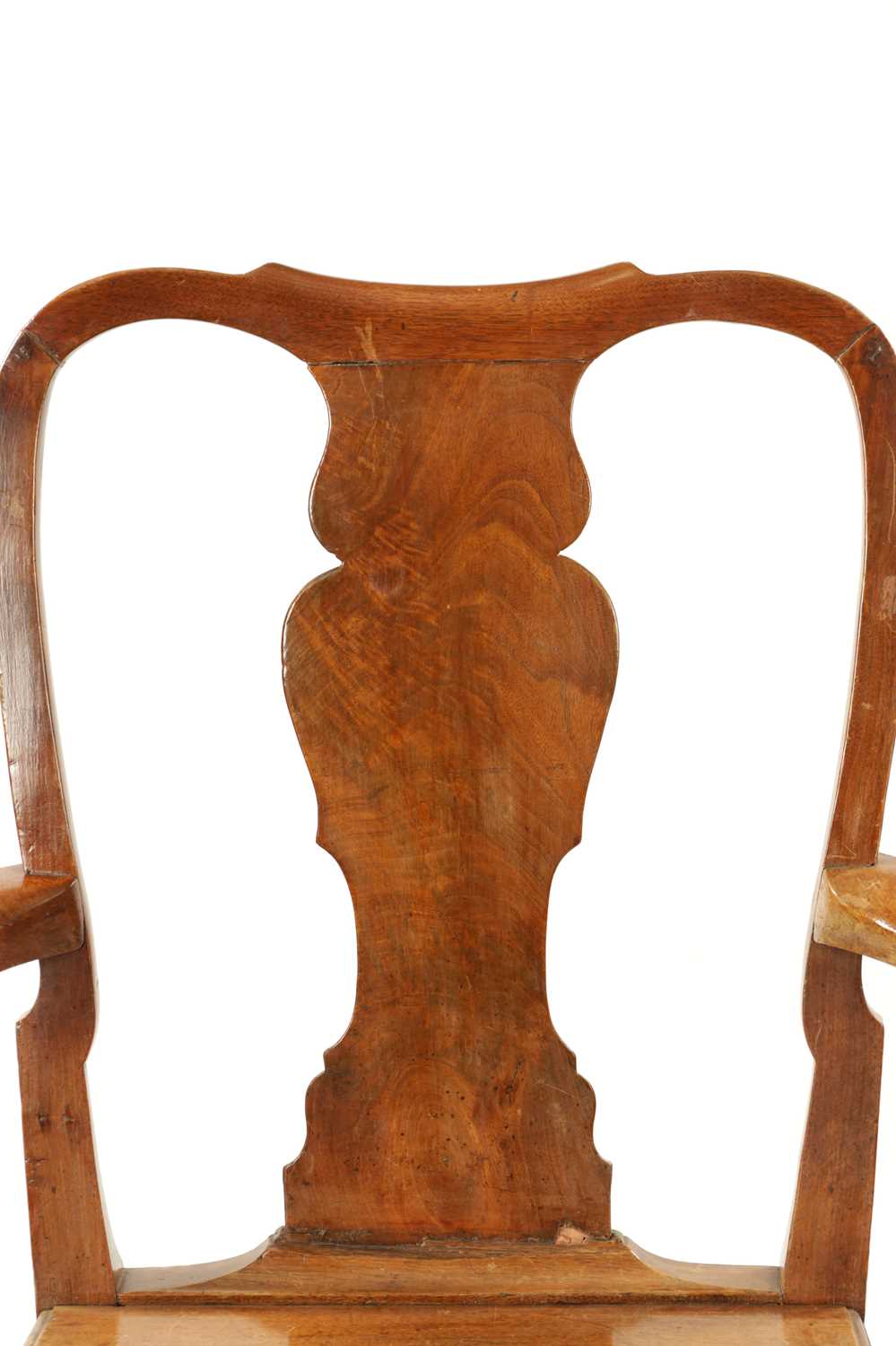 A LARGE EARLY 18TH CENTURY WALNUT SPLAT BACK COUNTRY ARMCHAIR - Image 4 of 7