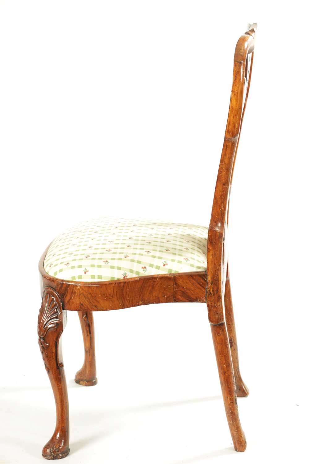 A GEORGE I FIGURED WALNUT SIDE CHAIR - Image 6 of 7