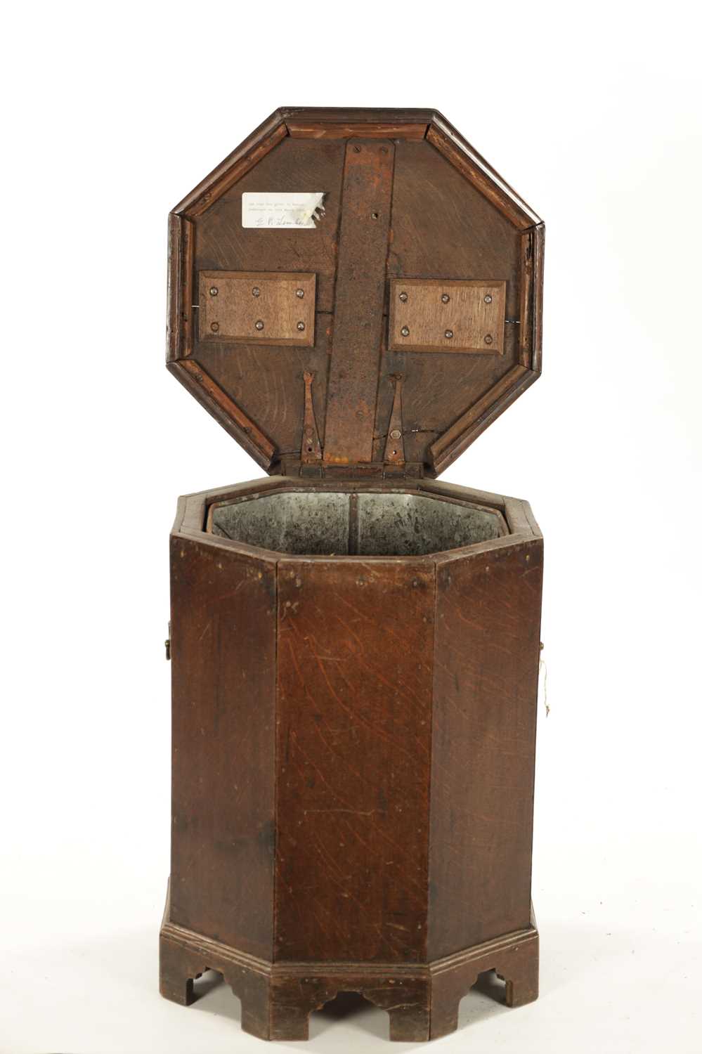 A QUEEN ANNE OCTAGONAL OAK AND WALNUT CROSS-BANDED CLOSE STOOL - Image 4 of 7