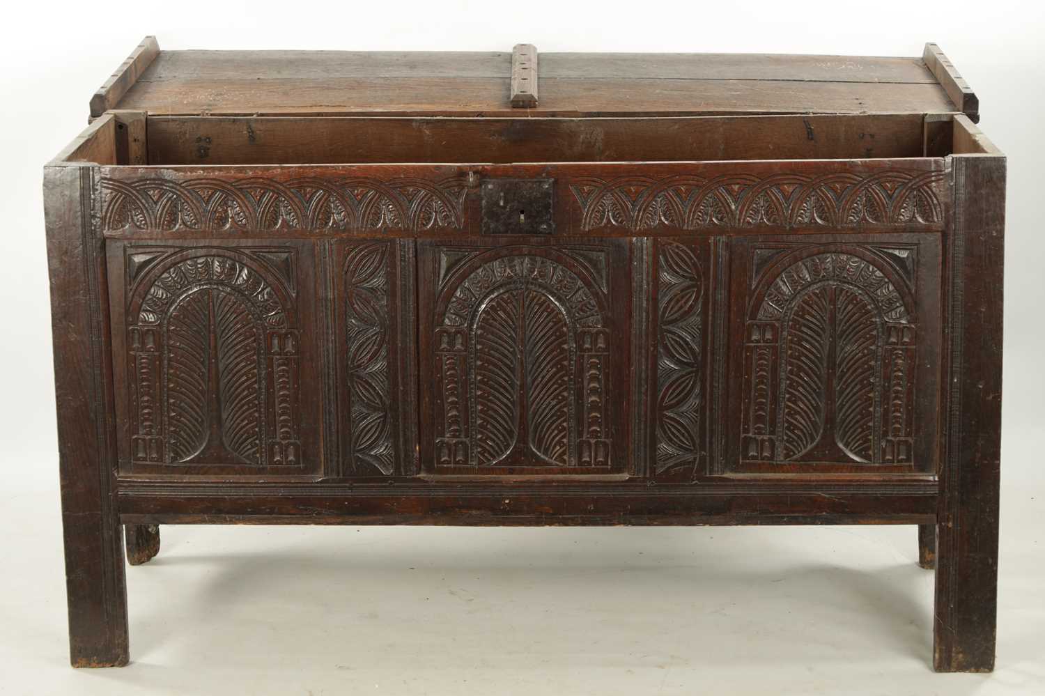 A LARGE 17TH CENTURY CARVED THREE PANELLED OAK COFFER - Image 3 of 7