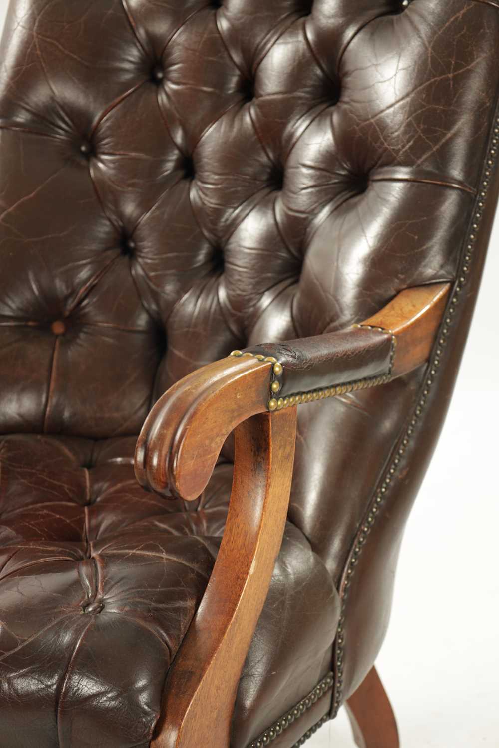 A WILLIAM IV LEATHER BUTTON BACK LEATHER UPHOLSTERED MAHOGANY LIBRARY CHIAR - Image 2 of 8
