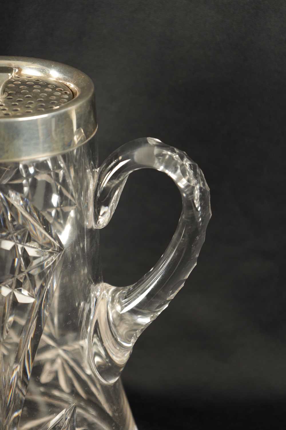 AN EARLY 20TH CENTURY CUT GLASS AND SILVER MOUNTED LEMONADE JUG - Image 5 of 10