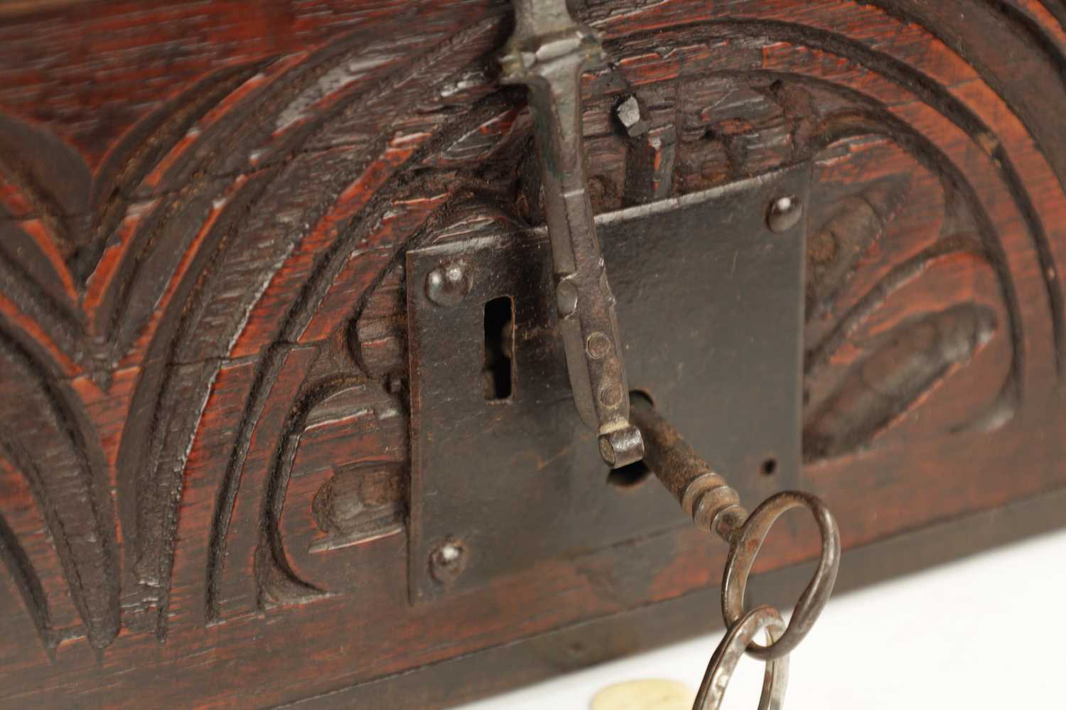 A GOOD 17TH CENTURY UNUSUALLY SMALL OAK BIBLE BOX OF FINE COLOUR AND PATINA - Image 4 of 10