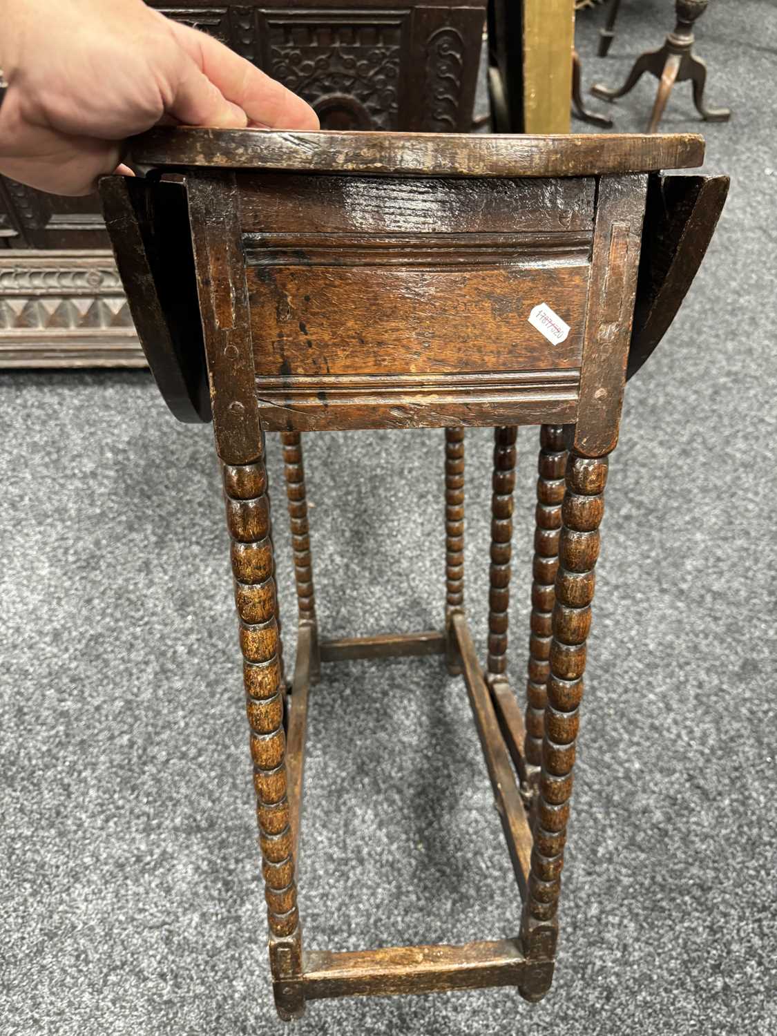 A RARE CROMWELLIAN OAK DROP LEAF GATELEG TABLE OF SMALL SIZE - Image 12 of 21