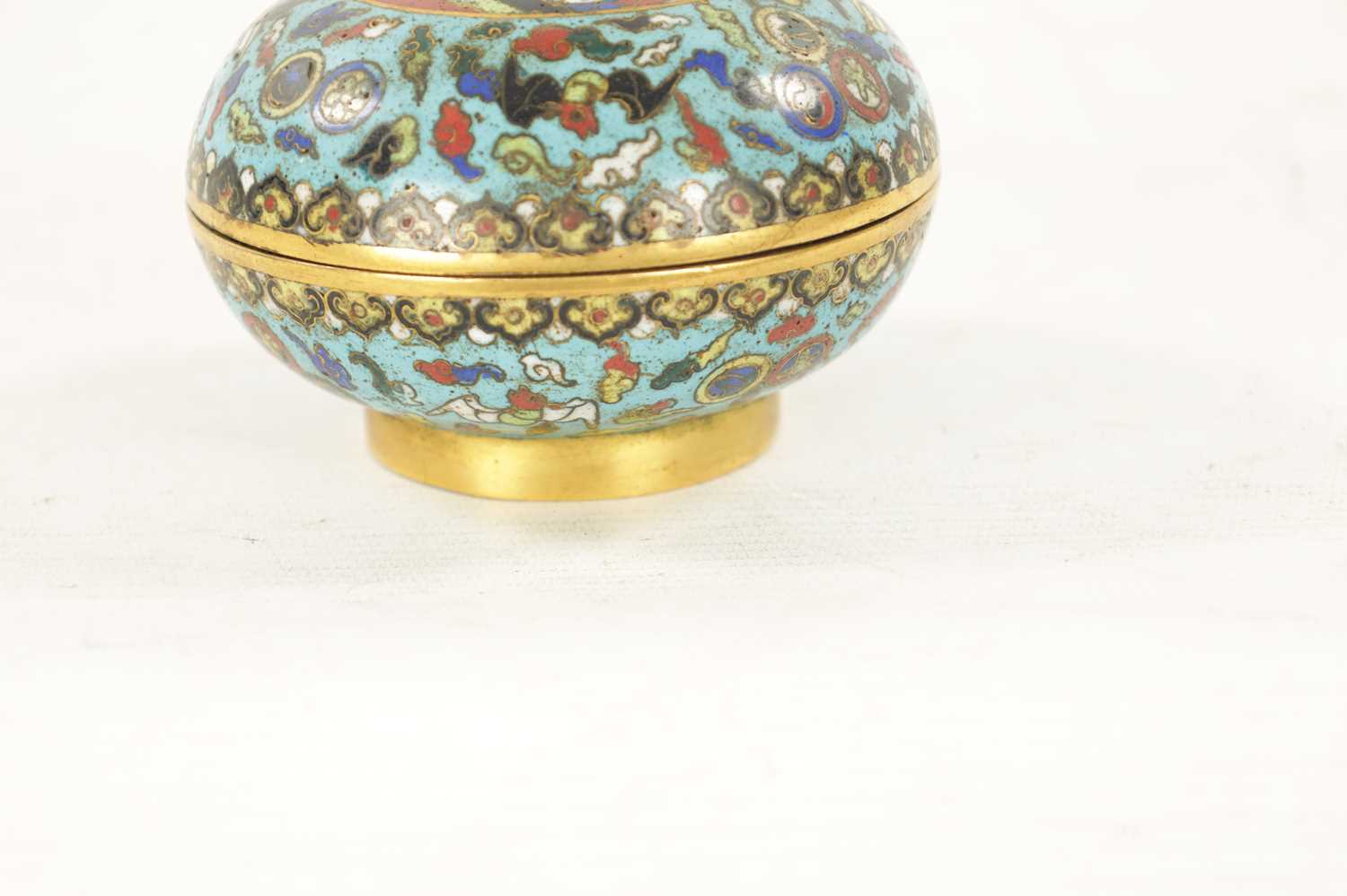 A 19TH CENTURY CHINESE CLOISONNE ENAMEL LIDDED BOX - Image 5 of 6