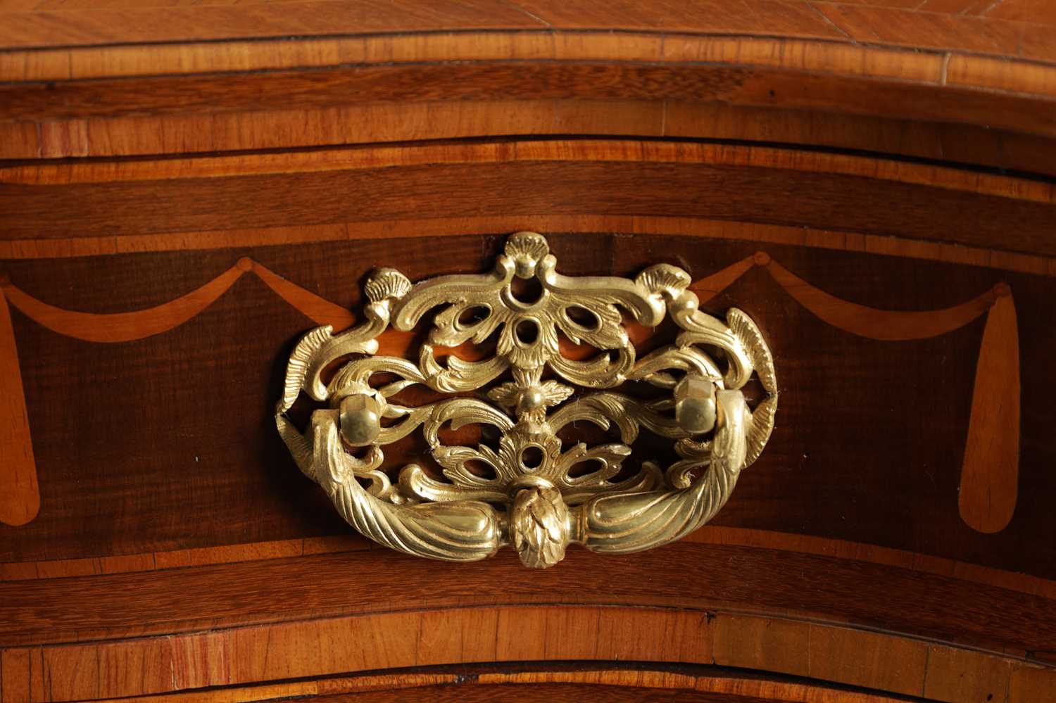 A FINE GEORGE II ENGLISH MARQUETRY COMMODE IN THE MANNER OF HENRY HILL - Image 12 of 23