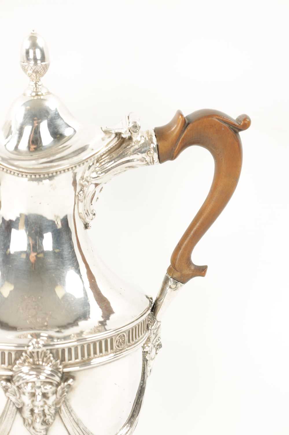 A STYLISH GEORGE III SILVER WINE EWER - Image 5 of 11