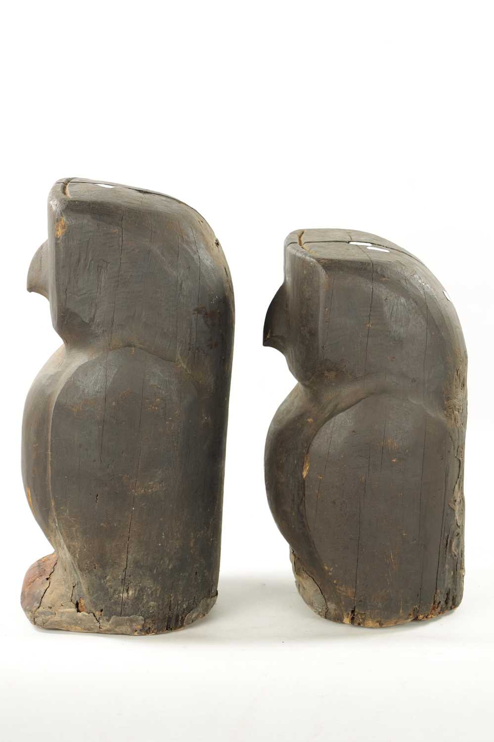 AN UNUSUAL PAIR OF ANTIQUE CARVED WOOD NATIVE FIGURES OF OWLS - Image 7 of 8