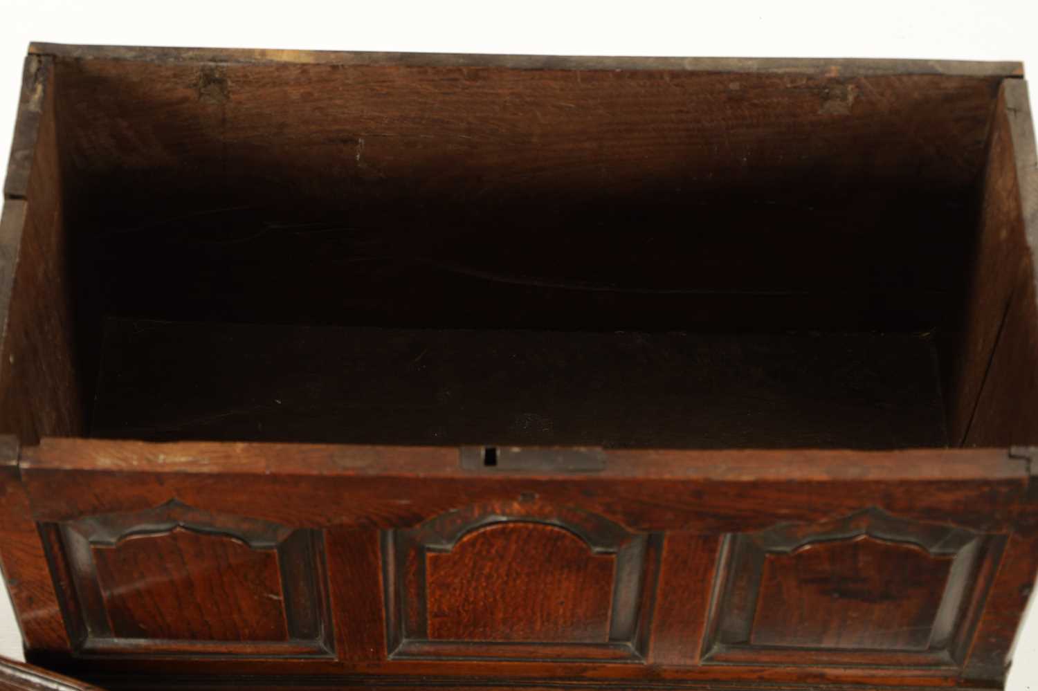 A MID 18TH CENTURY OAK WELSH COFFER BACH - Image 8 of 17