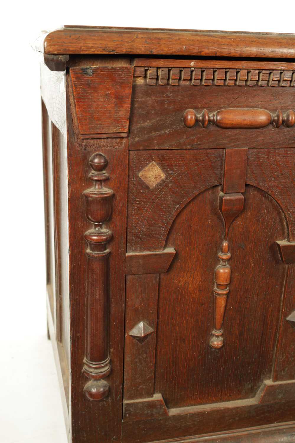 A 17TH CENTURY JACOBEAN OAK LAUDIAN COFFER - Image 3 of 11