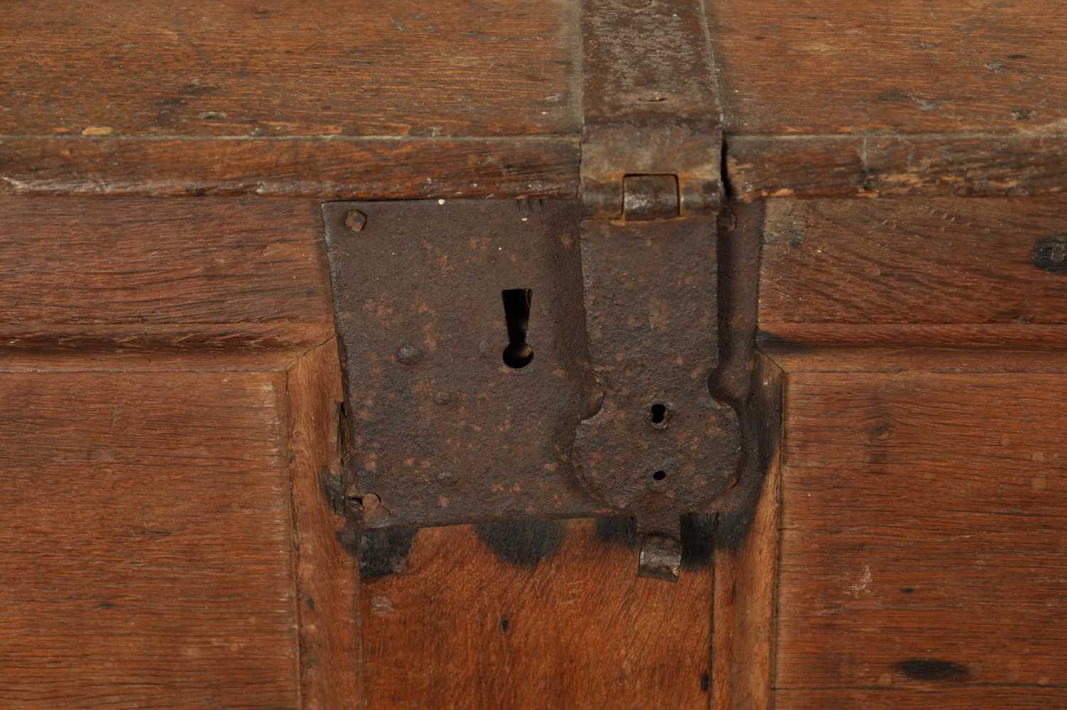 A RARE 16TH / 17TH CENTURY OAK IRON BOUND STRONG BOX/PLANK COFFER - Image 3 of 8