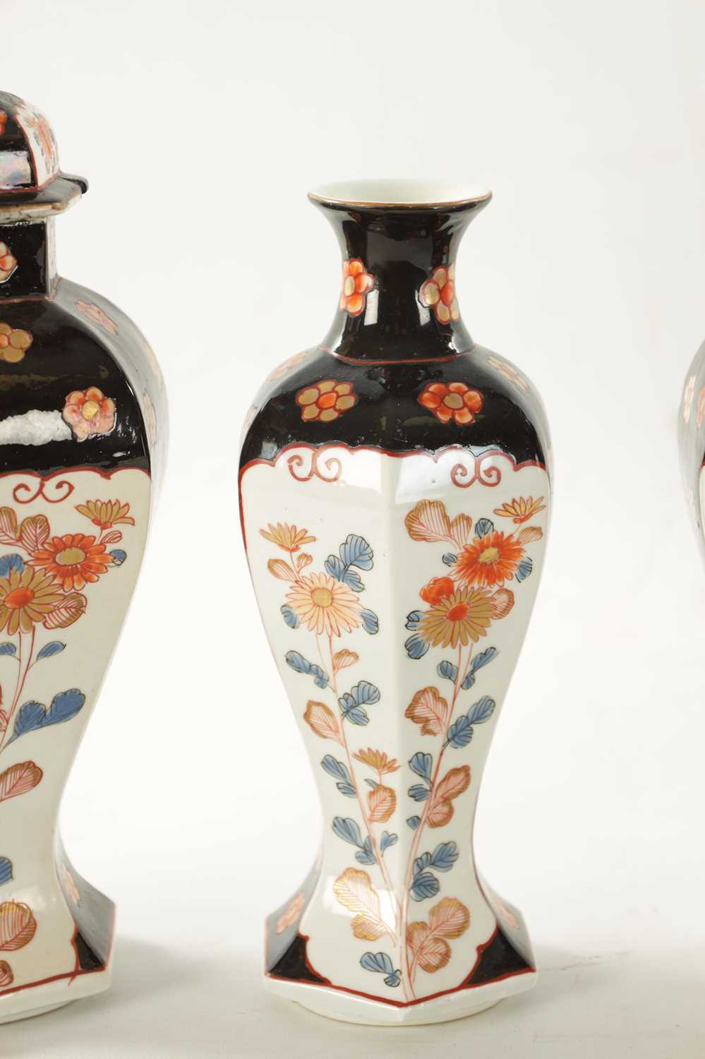 A SET OF FIVE 19TH CENTURY JAPANESE IMARI VASE AND COVERS - Image 4 of 7